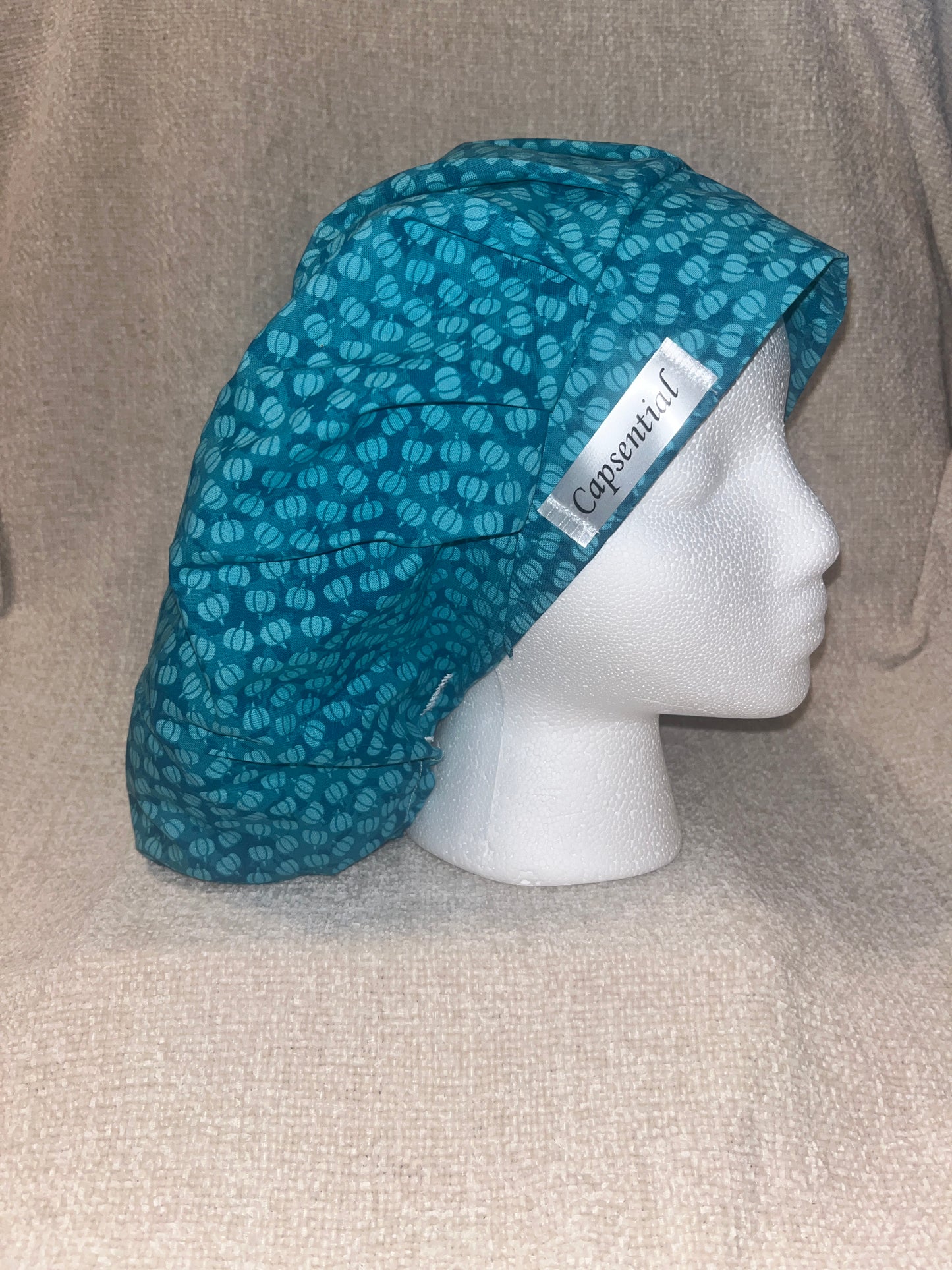 Bouffant/Ponytail: Pumpkins on Blue