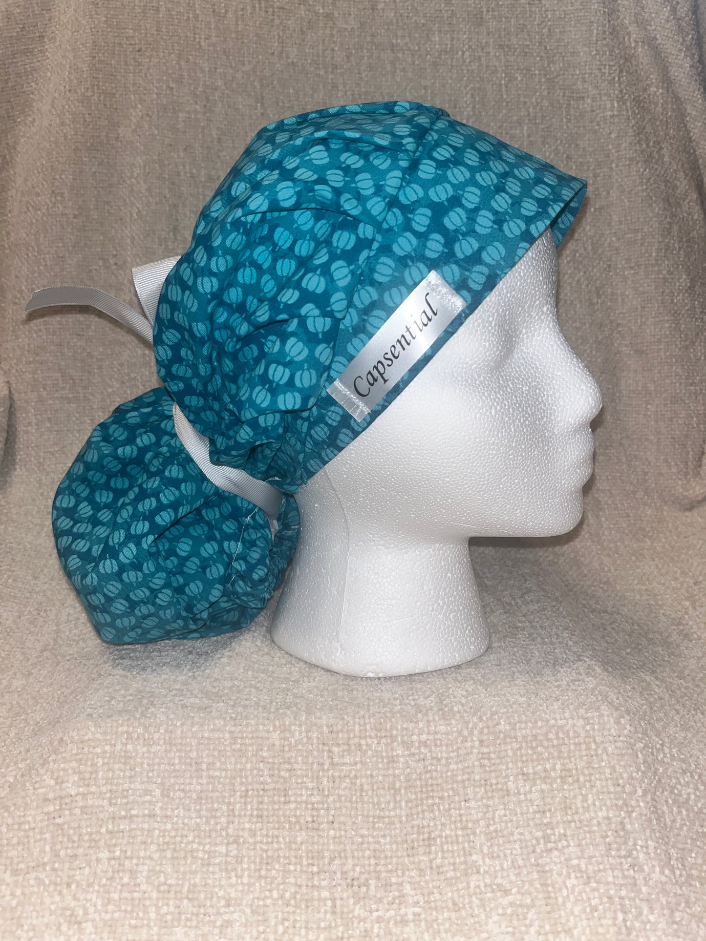 Bouffant/Ponytail: Pumpkins on Blue